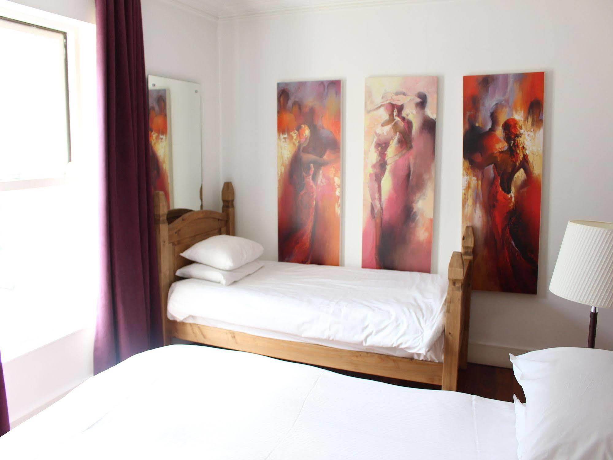 The Lombard Pub & Townhouse Hotel